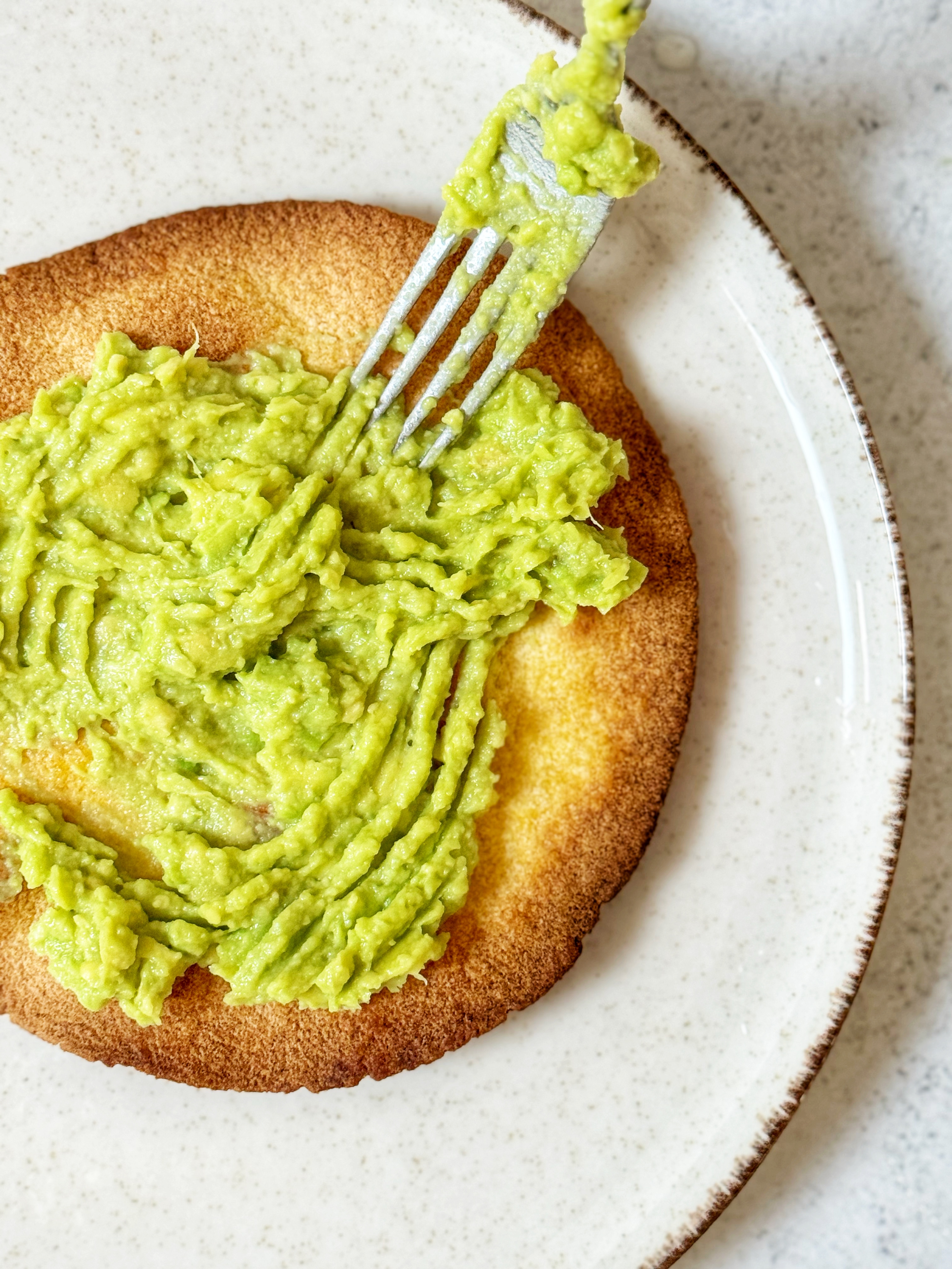 Baked tostada with avocado creme