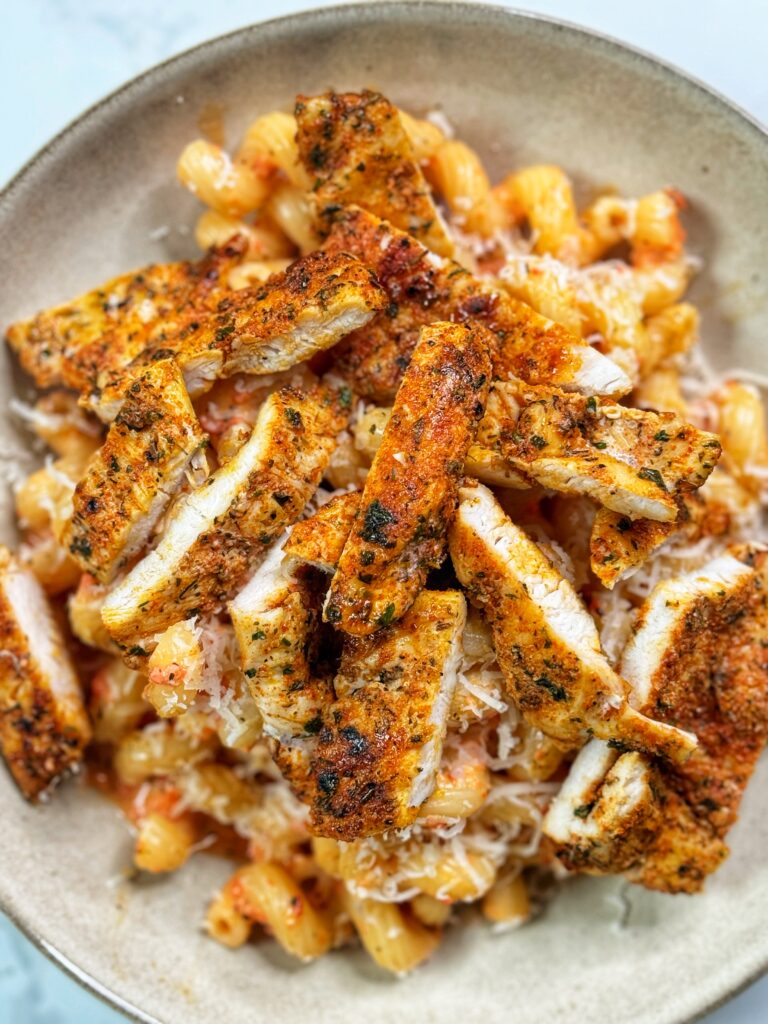 High-Protein Roasted Pepper and Ricotta Cheese Pasta with Grilled Chicken